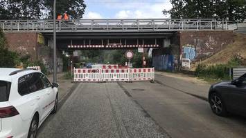 lkw bleiben an bahnbrücke hängen – wegen falschen schilds