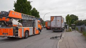 Radfahrer bei Unfall mit Lkw in Hammerbrook schwerst verletzt