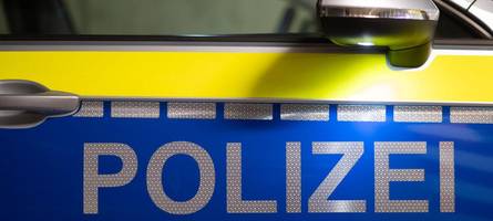 einbruchsversuch in augsburger wohnung: anwohnerin beobachtet verdächtigen mann