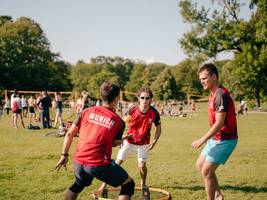 Trendsport Roundnet: „Das Ding schnallst du dir auf den Rücken, stellst es in den Park und spielst“