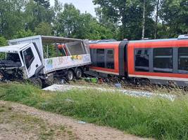 Unbeschrankter Bahnübergang bei Pocking: Zug und Lastwagen stoßen zusammen: Viele Verletzte, Lkw-Fahrer in Lebensgefahr