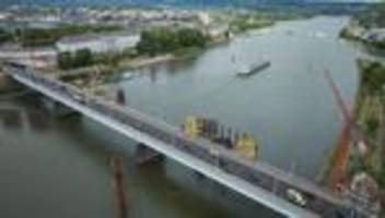 koblenz: risiko niedrigwasser: längere arbeitszeit an rhein-brücke