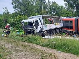 Zehn Menschen verletzt: Lkw und Regionalzug kollidieren in Bayern