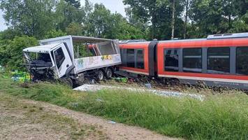 Zug prallt auf Lkw – mehrere Verletzte bei schwerem Unfall