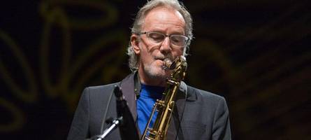 „breakfast in america“ mit jazz-groove: supertramp-saxofonist john helliwell bringt alte hits in neuem sound