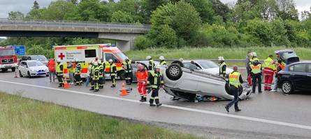 Auto überschlägt sich auf A96 bei Westerheim: Drei Verletzte in drei Autos