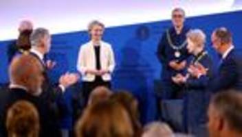 EU-Kommissionspräsidentin: Ursula von der Leyen erhält den Karlspreis