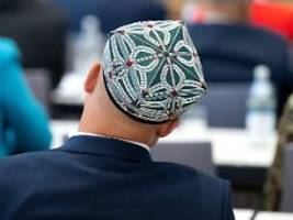 recherche deckt ausmaß aus: china verschickt zehntausende uiguren zum arbeiten
