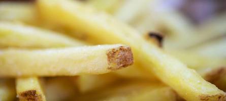 pommes am steuer – mann gerät in polizeikontrolle