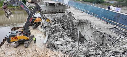 Nicht mehr viel übrig: Die Bagger machen in wenigen Tagen Bauschutt aus der Gänstorbrücke