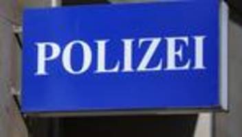 rechtsextremismus: männergruppe ruft naziparolen und zeigt hitlergruß