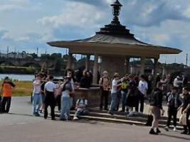 ns-symbolik an himmelfahrt: nazis zeigen in dresden hitlergruß und singen wehrmachtslied