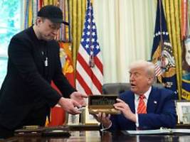 Nicht das Ende von Doge: Trump schenkt Musk zum Abschied vergoldeten Schlüssel