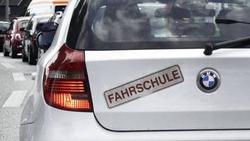 Führerschein kostet so viel, dass die Regierung eingreifen will