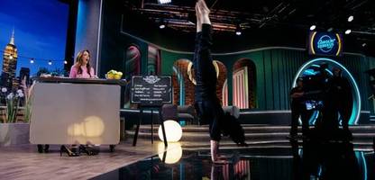 »carolin-kebekus-show«: annalena baerbock spielt wahrheit oder pflicht – und macht einen handstand