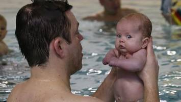 Babyschwimmen: Was Eltern unbedingt beachten sollten