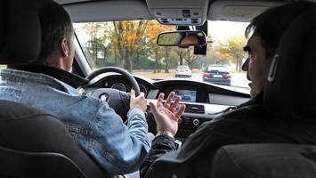 illegale rennen: polizei stoppt raser und beschlagnahmt ihre autos