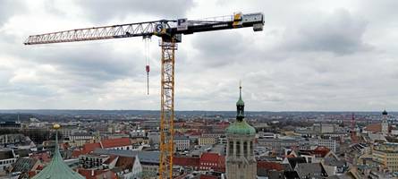 Die Kuppel des Augsburger Perlachturms ist für diesen Kran kein Problem