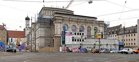 Polizei holt junge Menschen vom Dach des Staatstheaters