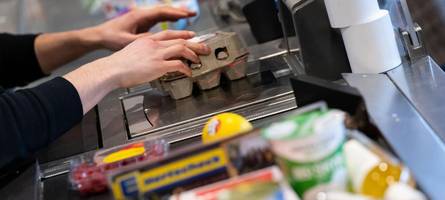 streit im supermarkt: mann bewirft mitarbeiterin mit tasche