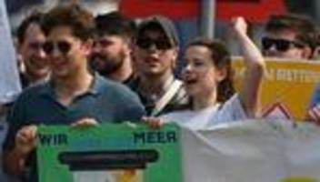 demonstrationen: jusos und fridays for future protestieren gegen lng-terminal