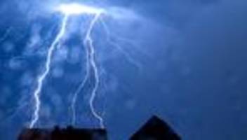 wetter: starkregen, blitz und donner am wochenende