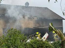 Zwei Tote: Kleinflugzeug stürzt in Wohnhaus am Niederrhein