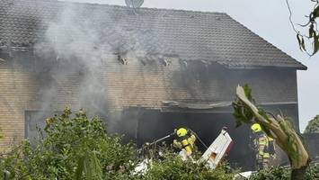 Kleinflugzeug am Niederrhein in Wohnhaus gestürzt – zwei Tote