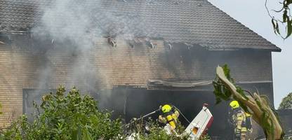 Korschenbroich am Niederrhein: Kleinflugzeug in Wohnhaus gestürzt