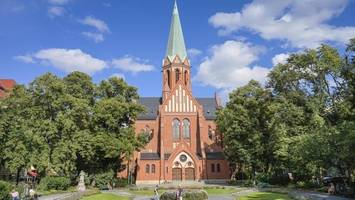 wilmersdorf: hakenkreuze und runen in kirchentür geritzt