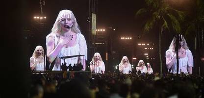 lady gaga steht im guiness-buch der rekorde – und für »wednesday« vor der kamera