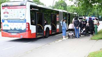 HVV-Bus muss wegen Auto heftig bremsen – zwei Fahrgäste verletzt
