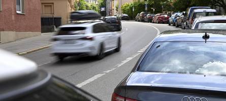 Mann stellt sich in Verkehr am Klinkerberg und schlägt auf Auto ein