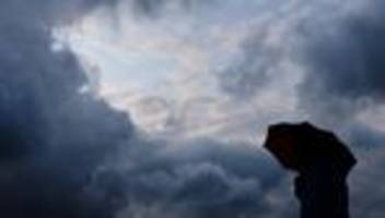 wetter in nrw: wechselhafter wochenstart mit schauern und gewittern