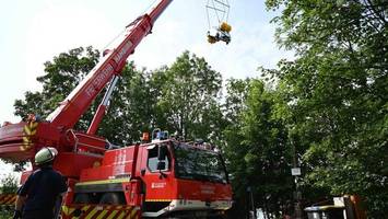 nichts ist unmöglich: feuerwehr lässt versunkenen toyota schweben