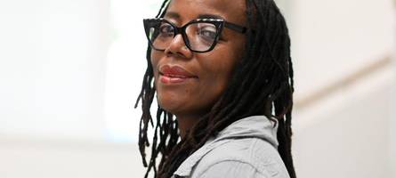 autorin tsitsi dangarembga wurde einst in simbabwe verhaftet – jetzt lehr sie an der uni augsburg