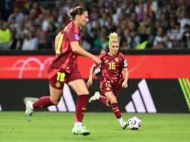 Linda Dallmann klein, aber oho: Dieser DFB-Star hat Stahl in den Armen und tanzt mit dem Ball