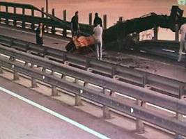 Sprengung Monate vorbereitet: Explosion an Krimbrücke - Ukrainischer Geheimdienst beschädigt Stützpfeiler