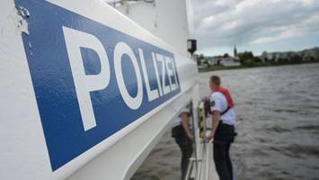 Hausboot auf Kollisionskurs: Suff-Kapitän rammt Steg und Boot