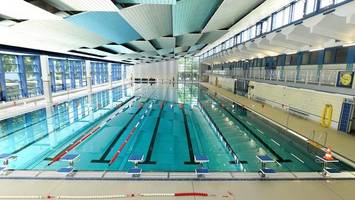 Helene-Weigel-Platz: Schwimmhalle im Sommer am Wochenende dicht