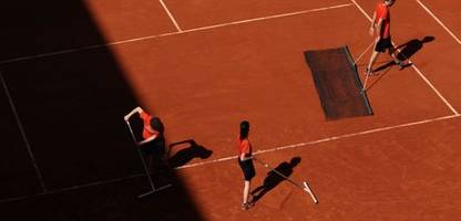 Tennisplatz bei den French Open: Eine Leinwand aus rotem Sand