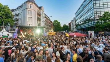 „uniform von eppendorf“: modetrend auf fest flutet soziale medien