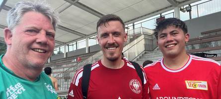 ein kammlacher kicker spielt in singapur zusammen mit max kruse
