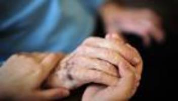 fachkräfte: mehr ausbildungsverträge in der pflege