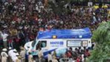 massenpanik: mindestens elf tote nahe kricket-stadion in indien