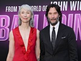 paar wirkt wie frisch verliebt: keanu reeves hält händchen auf premiere-teppich