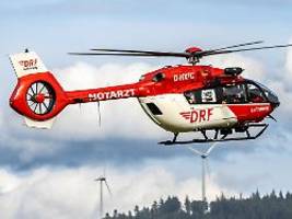 Polizei geht von Unfall aus: 20-Jähriger fährt mit Auto in Grundschulklasse - drei Kinder verletzt