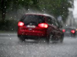 Unwetter mit Eis: Was schützt vor Hagel am Auto und wer zahlt den Schaden?