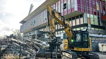 asbest-fund im jahn-sportpark: wann der schadstoff wegkommt