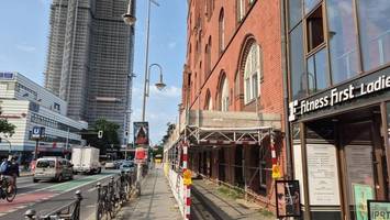 Gefahr am Rathaus Steglitz: Tunnel muss Passanten schützen